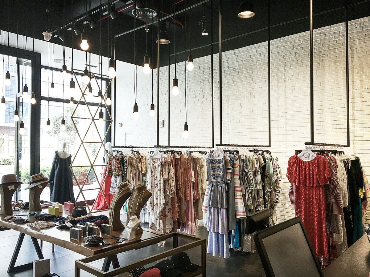 <p>Giyim sektöründe kendi işini kurmak isteyen girişimciler için butik açmak, sıklıkla atılan ilk adım olarak öne çıkmaktadır. Alanda başarılı olmak için doğru ürünleri rekabetçi fiyatlarla temin edebilmek kritik bir öneme sahiptir. Son yıllarda artan online alışveriş trendi, butik açma fikrini daha da cazip hale getirmiştir. Ancak, bu rekabetçi ortamda öne çıkabilmek için uygun toptancılarla işbirliği yapmak gereklidir.</p>  <p>Toptancılar, butik sahiplerine geniş ürün yelpazesi sunarak, hem mağaza içi hem de online platformlarda müşteri taleplerine hızlı bir şekilde yanıt verebilme imkanı tanır. Butiklerin müşteri memnuniyetini artırmalarına ve uzun vadede sürdürülebilir bir iş modeli oluşturmalarına yardımcı olur.</p>  <p>Butik açmak isteyenlerin, sektördeki yenilikleri ve trendleri yakından takip ederek, güvenilir toptancılarla stratejik ortaklıklar kurmaları büyük önem taşımaktadır.&nbsp;</p>  <h2>Butik Açarken Toptancının Önemi</h2>  <p>Toptancıların bir butik kurulumundaki önemi asla göz ardı edilmemelidir. "Ne önemi var, her toptancıdan alabilirim" gibi ifadelerden kaçınılmalıdır, zira toptancıların rolü oldukça önemlidir. Bir butiğin başarısı, sunduğu ürünlerin kalitesi ve çeşitliliği ile doğrudan ilişkilidir. Butik sahiplerinin en önemli dikkate alması gereken husus, makul fiyatlarla yüksek kaliteli ürünler sunan toptancılarla işbirliği yapmaktır. Doğru toptancılardan temin edilen ürünler, yalnızca müşteri ilgisini çekmekle kalmaz, aynı zamanda kâr marjlarını artırır. Özellikle "<strong>Bir butik açmak istiyorum</strong>" diyen girişimciler için mevsimsel ürünlerin hızlı bir şekilde temin edilmesi oldukça hayati bir öneme sahiptir.</p>  <p><img alt="Butik Açarken Toptancının Önemi" src="https://static.ticimax.cloud/67345//uploads/editoruploads/butik-acmak-1.jpg" style="width: 600px; height: 400px;" /></p>  <p>Toptan giyim ve kadın giyim toptancıları ile iyi ilişkiler kurmak, butik açmak i̇çin toptancı seçiminde titiz davranmak gerekir. Kıyafet nereden alınır sorusuna cevap ararken güvenilir toptan kıyafet sağlayıcıları bulunmalıdır. Bir butik açmak veya butiği açmak isteyenler için bir iş planı hazırlarken, tedarik zinciri stratejik öneme sahiptir. Online butik açmak veya giyim butik işletmesi kurmak isteyen girişimcilerin i̇çin bilmeniz gerekenler arasında toptancı seçimi ve kıyafetleri tedarik süreci bilinmelidir.&nbsp;</p>  <h2>Instagram Butikleri İçin Toptancı Seçimi</h2>  <p>Sosyal medya, butik işletmeciliğinde önemli bir pazar haline geldi. Dijital dönüşümün hız kazandığı günümüzde, e-ticaret platformları arasında Instagram, giyim ve aksesuar satışları için kritik bir kanal oluşturmaktadır. Günümüzde birçok girişimci, fiziki mağaza açmadan Instagram butik açmak için toptancılar ile anlaşarak satış yapıyor. &nbsp;Sosyal medya üzerinden satış yapmak isteyenlerin tedarikçi seçerken dikkatli olmaları gerekiyor.</p>  <p>Toptancı seçiminde ürün kalitesi, teslimat süresi ve fiyatlandırma politikaları titizlikle değerlendirilmelidir. Ürünlerin fotoğraflarda kaliteli görünmesi, hızlı kargo hizmeti ve trend modellere ulaşım bu noktada büyük avantaj sağlayacaktır. Rekabetçi piyasada öne çıkmak için Instagram butik açmak için toptancılar, sık koleksiyon yenileyen, modaya uygun ürünler sunan ve güvenilir iş ortaklığı vadeden firmalar tercih edilmelidir.</p>  <p>Eğer İstanbul'da toptancıların nerede bulunabileceğiyle ilgili bir sorunuz varsa, bu konuda netlik sağlayalım. "<strong>İstanbul'da toptancıları nerede bulabilirim</strong>?" gibi sorular sorduğunuzu duyar gibiyim. Bu konudaki belirsizliklerinizi ortadan kaldırmak için bu soruları yanıtlayalım</p>  <p>Ayrıca sitemizde yer alan <strong><a href="https://qustyle.com/toptan-ikili-takim">kadın toptan takım</a></strong>&nbsp;modellerimize de göz atabilirsiniz...</p>  <p><img alt="Instagram Butikleri İçin Toptancı Seçimi" src="https://static.ticimax.cloud/67345//uploads/editoruploads/butik-acmak-icin-toptanci.jpg" style="width: 600px; height: 400px;" /></p>  <h2>İstanbul’da Toptancı Seçenekleri</h2>  <p>Türkiye'nin tekstil merkezi olan İstanbul, butik işletmeleri için en geniş tedarikçi ağına sahiptir. Eğer kendi butiğinizi açmayı düşünüyorsanız, buradan daha iyi bir yer bulamazsın.&nbsp;Özellikle Laleli, Merter ve Osmanbey gibi bölgeler, butik açmak için toptancılar İstanbul arayışında olanlar için vazgeçilmez duraklardır.&nbsp;</p>  <p>İstanbul'daki toptancılar; bluz, kazak, pantolon, elbise gibi ürün çeşitliliğiyle butiklere geniş ürün gamı sunar. Ne ararsanız genelde bulunabiliyor. Her bütçeye ve her stile uygun şeyler mevcut. Eğer fiziki mağazanız varsa, İstanbul'da yerinde görerek alışveriş yapmak, ürün kalitesini birebir kontrol etme avantajı sağlar. Online sipariş vermek kolay geliyor olabilir ama kumaşı elinle hissetmek, dikişleri yakından görmek sizler için daha uygun olacaktır.&nbsp;</p>  <h2>Doğru Toptancı Nasıl Seçilir?</h2>  <p>Bir toptancı seçerken dikkate alınması gereken birkaç önemli kriter bulunmaktadır. Firmanın güvenilirliği ve sektördeki köklü geçmişi son derece önemli şeylerdir.</p>  <p>Diğer bir husus ise sunulan ürün yelpazesinin, butik konseptinizle uyumlu olması gerekmektedir. Örneğin, bir kadın giyim butiği kurmayı planlıyorsanız, kazak, pantolon ve bluz gibi ürünler sağlayan bir toptancı ile iş birliği yapmak mantıklı olacaktır. Bu noktada, QU Style markasının, kazak, <strong><a href="https://qustyle.com/toptan-bluz">toptan bluz</a></strong> ve pantolon gibi geniş bir toptan ürün yelpazesine sahip olduğunu örnek olarak belirtmekte fayda vardır.</p>  <p><img alt="Doğru Toptancı Nasıl Seçilir" src="https://static.ticimax.cloud/67345//uploads/editoruploads/toptanci.jpg" style="width: 600px; height: 450px;" /></p>  <h2>Butik Açmak Kolay mıdır?</h2>  <p>Butik açmak, görüldüğü kadar kolay olmayabilir. İlk adımda en önemli konu, kaliteli ve uygun fiyatlı ürünler temin etmek. Toptancılarla çalışarak bu konuda doğru adımları atabilirsiniz. Toptan bluz, kazak, pantolon gibi ürünler seçerken, butik konseptinizin ve hedef kitlenizin ihtiyaçlarını göz önünde bulundurmalısınız.</p>  <p>Müşteri memnuniyeti için ürünlerin hızlı bir şekilde temin edilmesi ve kusursuz şekilde teslim edilmesi çok önemli. Özellikle online butik açmayı planlıyorsanız, kargo ve müşteri hizmetleri süreçlerine özen göstermek gerekecek. QU Style, geniş ürün yelpazesi ile butikler için iyi bir seçenek sunabiliyor.&nbsp;</p>  <p>Butik açmak, sabır ve istikrar gerektirir. Başlangıçta satışlar düşük olabilir, doğru ürünler ve pazarlama stratejileriyle başarı elde etmek mümkündür. Butik açmak kolay değil, ama doğru adımlarla başarıya ulaşmak tamamen mümkün diyebiliriz.&nbsp;</p>  <p>Bu blog içeriğimizde butik için toptancı markalarına sizlerle birlikte bakmaktayız. Umarım sizler için faydalı ve etkili bir içerik türü olmuştur. Ayrıca sitemizde yer alan <strong><a href="https://qustyle.com/toptan-elbise">kadın toptan elbise markaları</a></strong> kategorimize de göz atmayı unutmayın!&nbsp;</p>