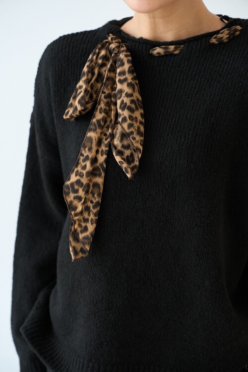 Siyah Yakadan Fularlı Kazak